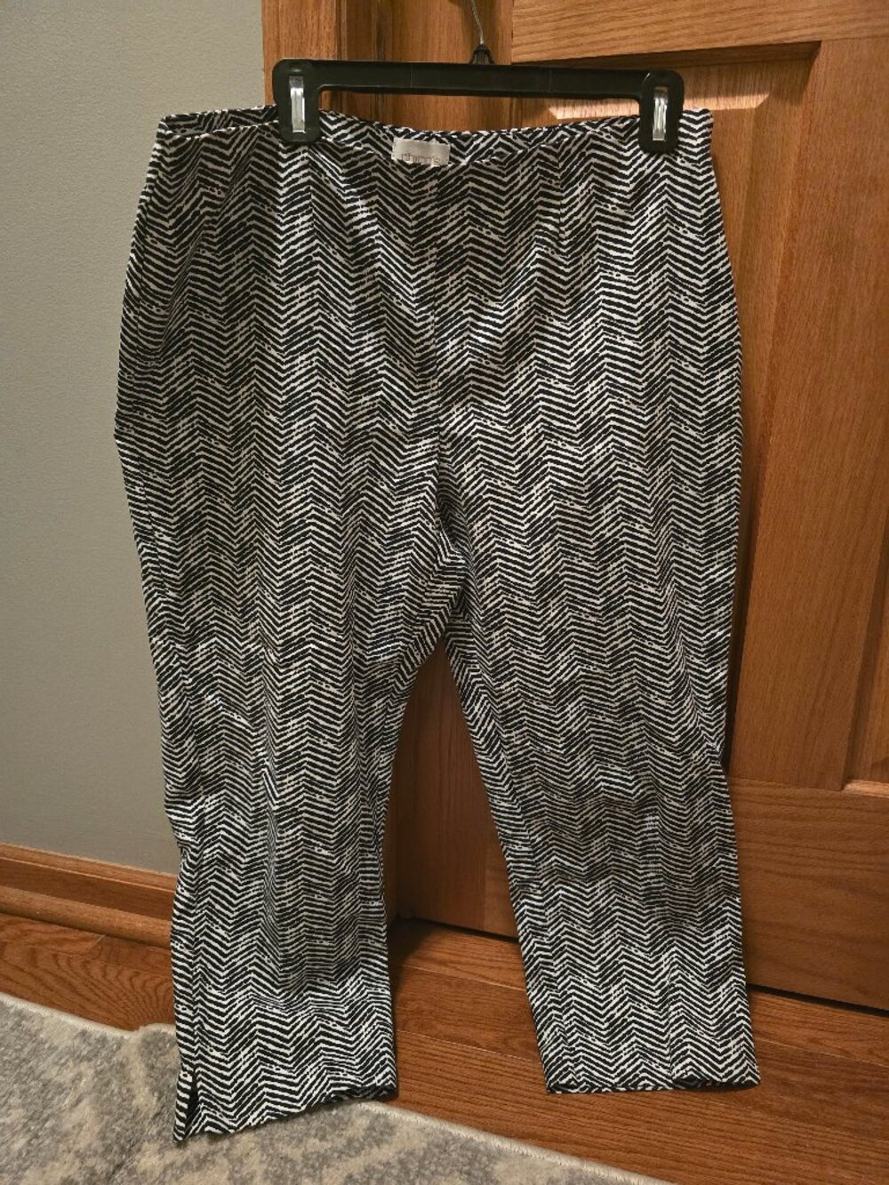 Cropped Chevron Pattern Ankle Pants - Black & White